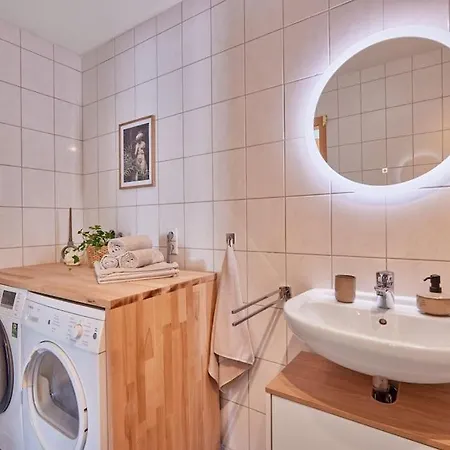 Mona - Idyllisches Oertchen بوتشين