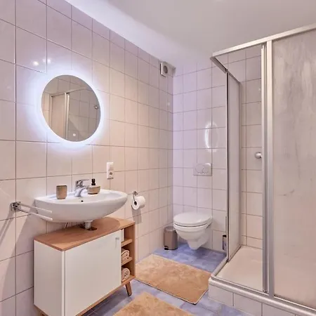 Mona - Idyllisches Oertchen * בוכן