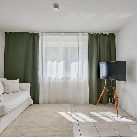 Mona - Idyllisches Oertchen بوتشين