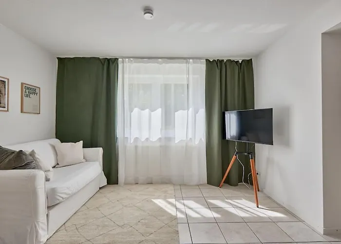 Mona - Idyllisches Oertchen Бухен